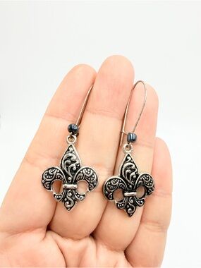 Silver Tone Fleur de Lis Dangle Earrings Hook Filigree Vintage Style
